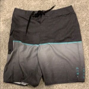 Men’s board shorts
